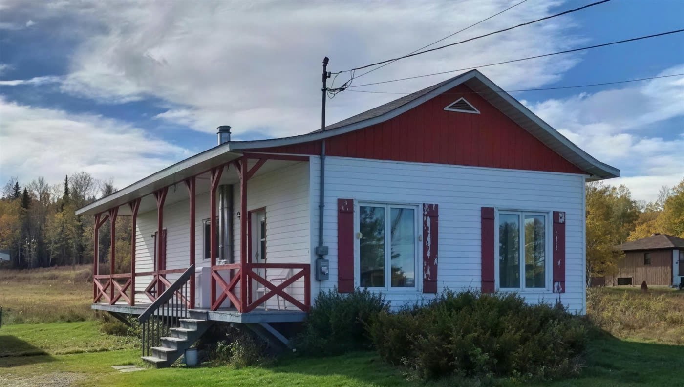 La même maison avant les travaux, revêtement blanc et rouge défraîchi