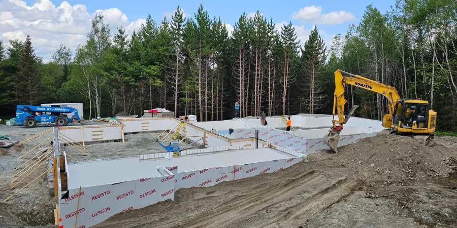 Excavatrice et fondation coffrée sur un chantier