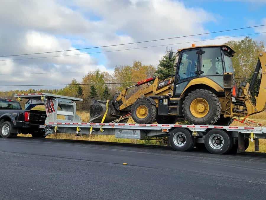 Camion transportant de la machinerie lourde sur une remorque