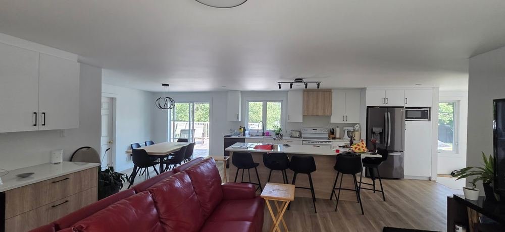 Rénovation résidentielle — aire ouverte cuisine et salon